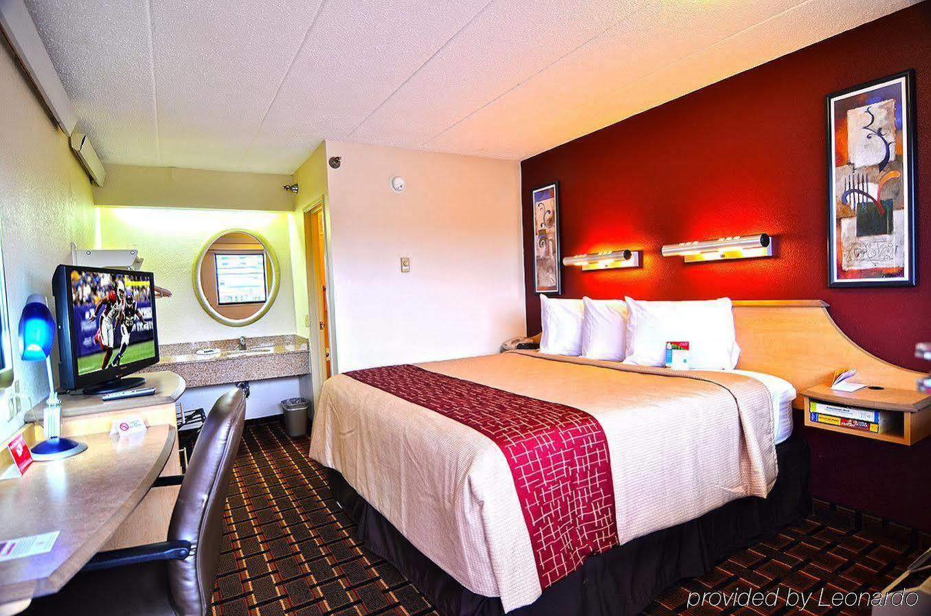 Red Roof Inn Cincinnati Northeast - Blue Ash Exterior photo
